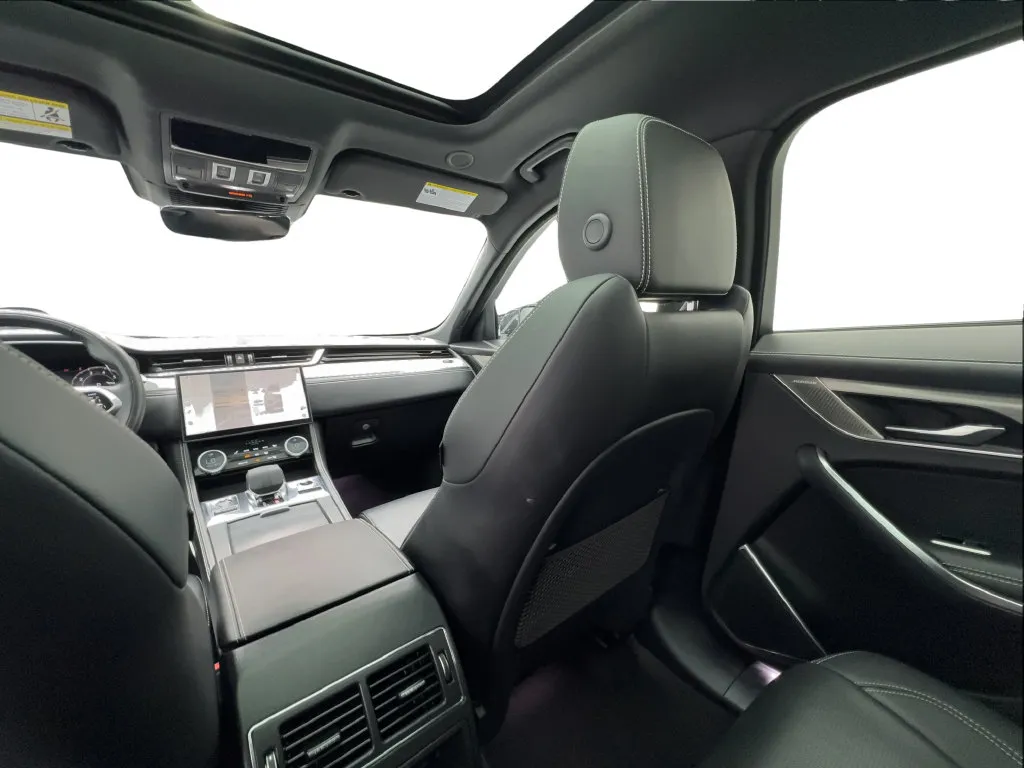 Jaguar F-PACE photo 43
