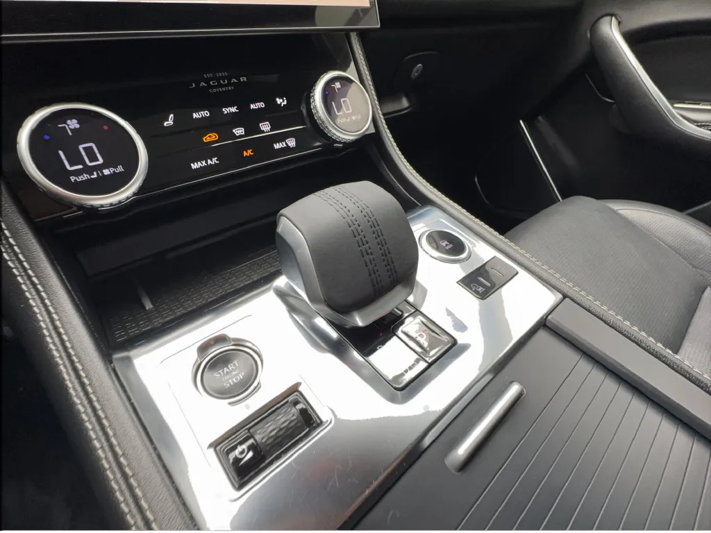 Jaguar F-PACE photo 49