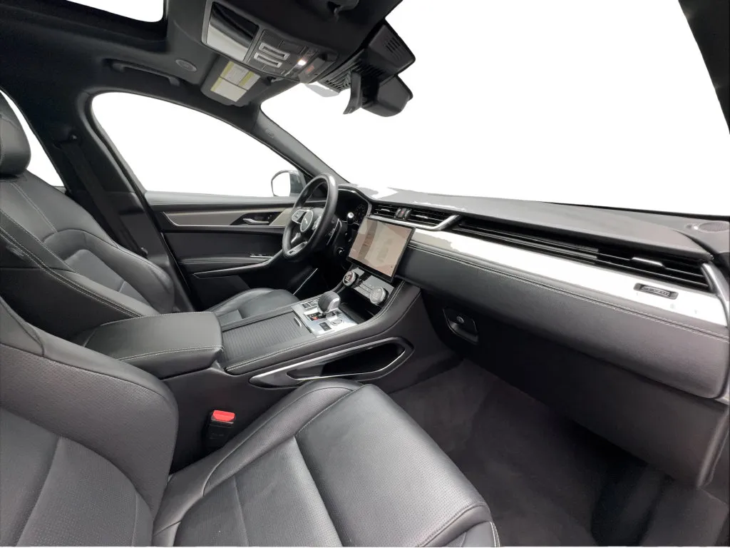 Jaguar F-PACE photo 35