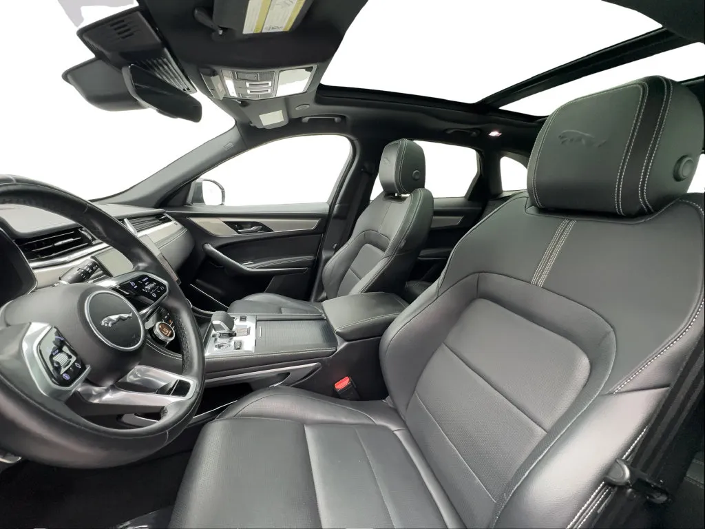 Jaguar F-PACE photo 21