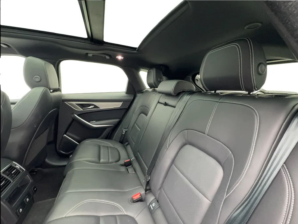 Jaguar F-PACE photo 27
