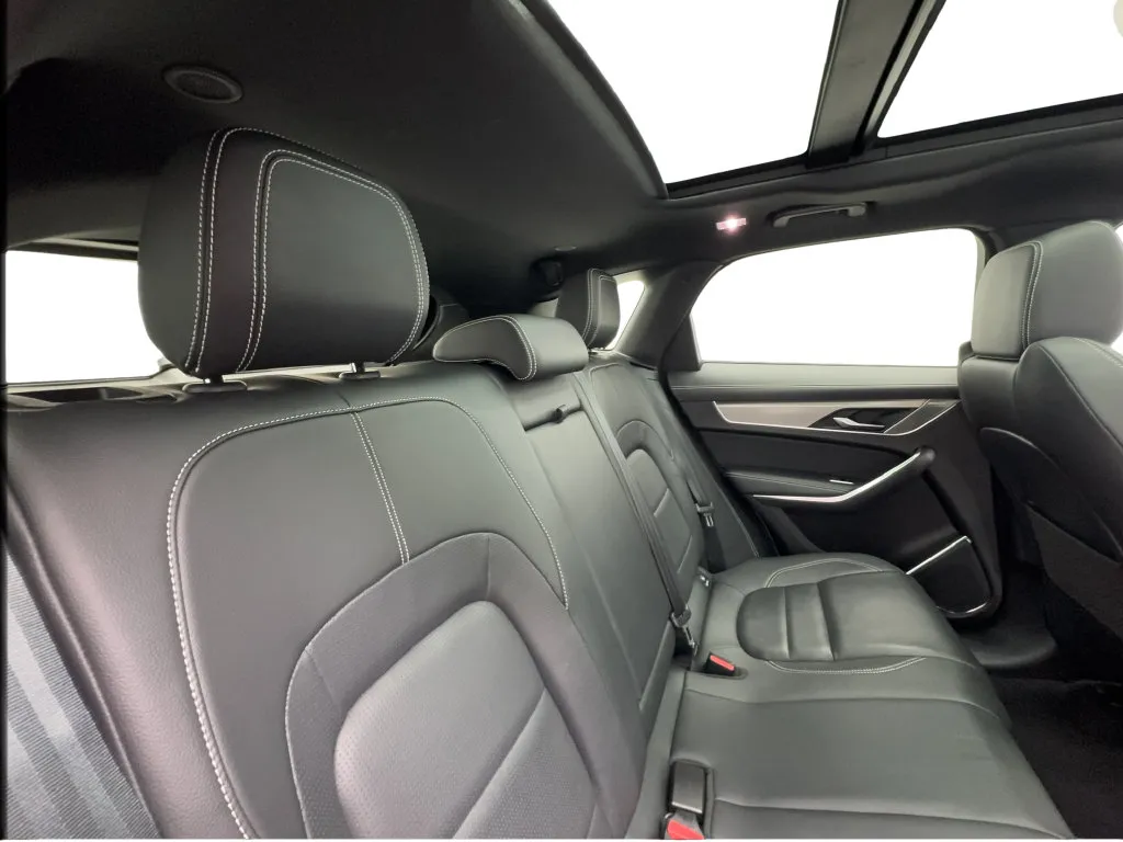 Jaguar F-PACE photo 30