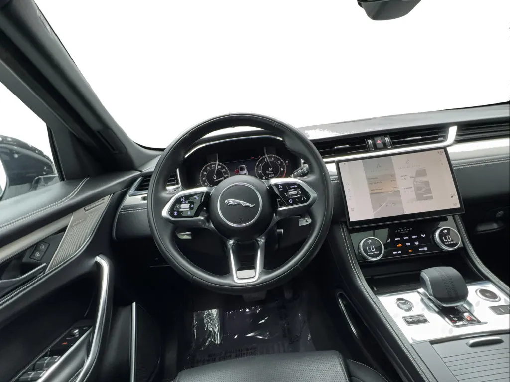 Jaguar F-PACE photo 39