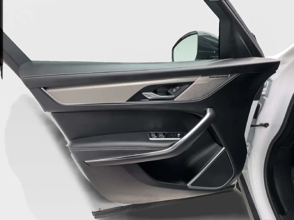Jaguar F-PACE photo 25