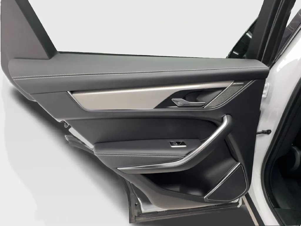 Jaguar F-PACE photo 28
