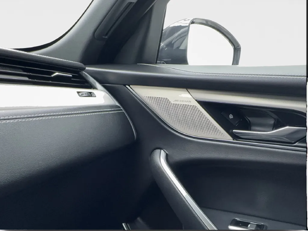 Jaguar F-PACE photo 51