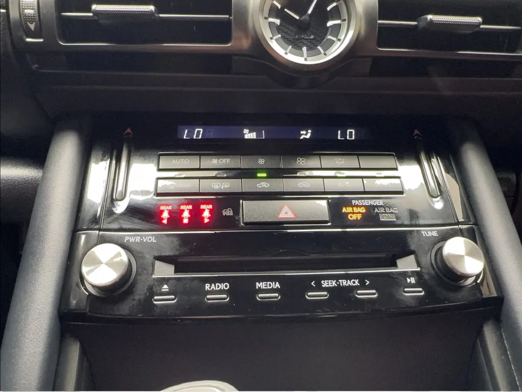 Lexus IS photo 49