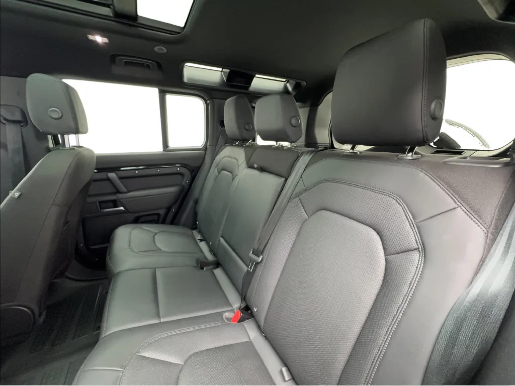 Land Rover Defender photo 26