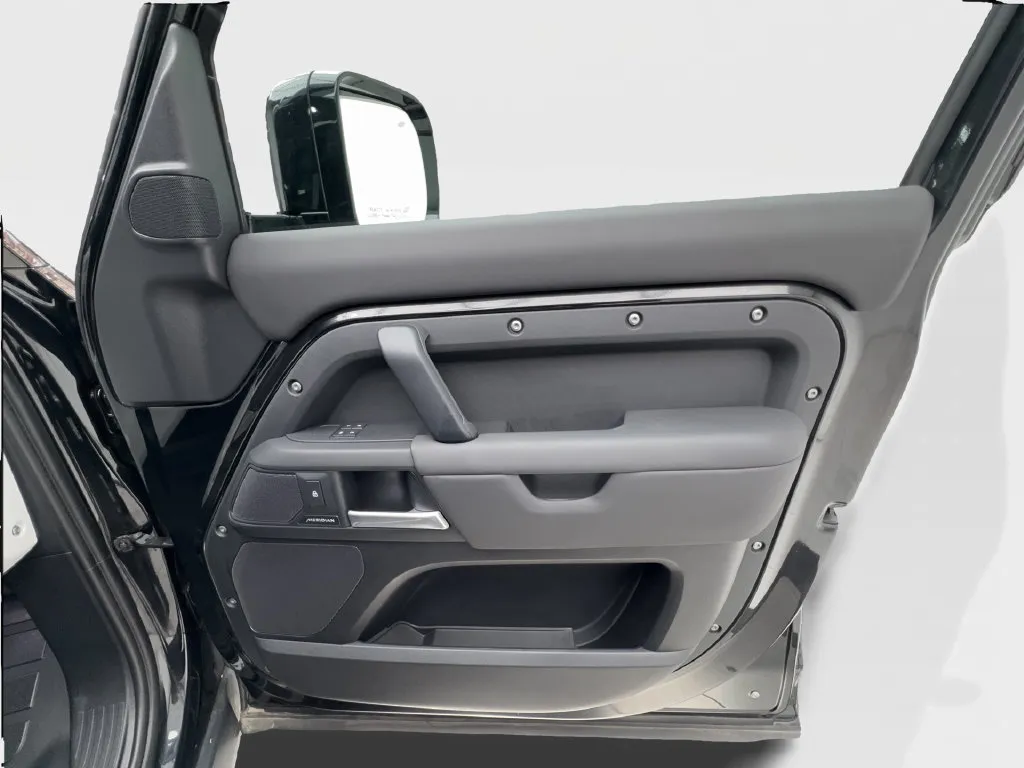 Land Rover Defender photo 35
