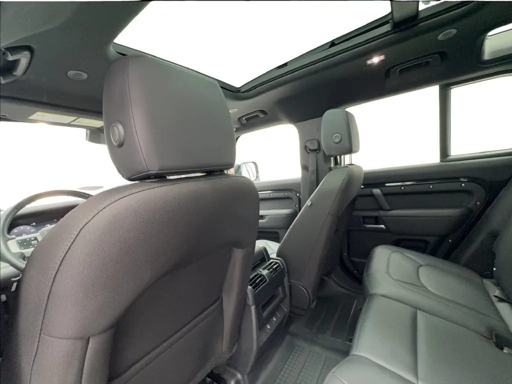 Land Rover Defender photo 25