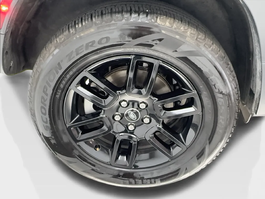 Land Rover Defender photo 16