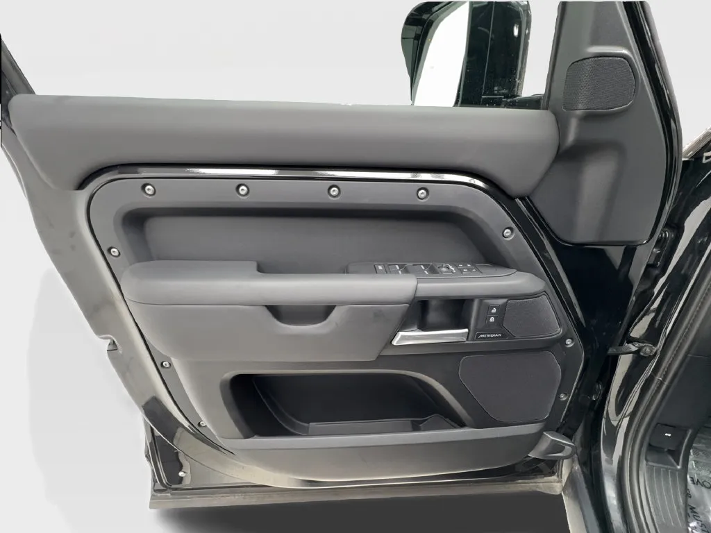 Land Rover Defender photo 23