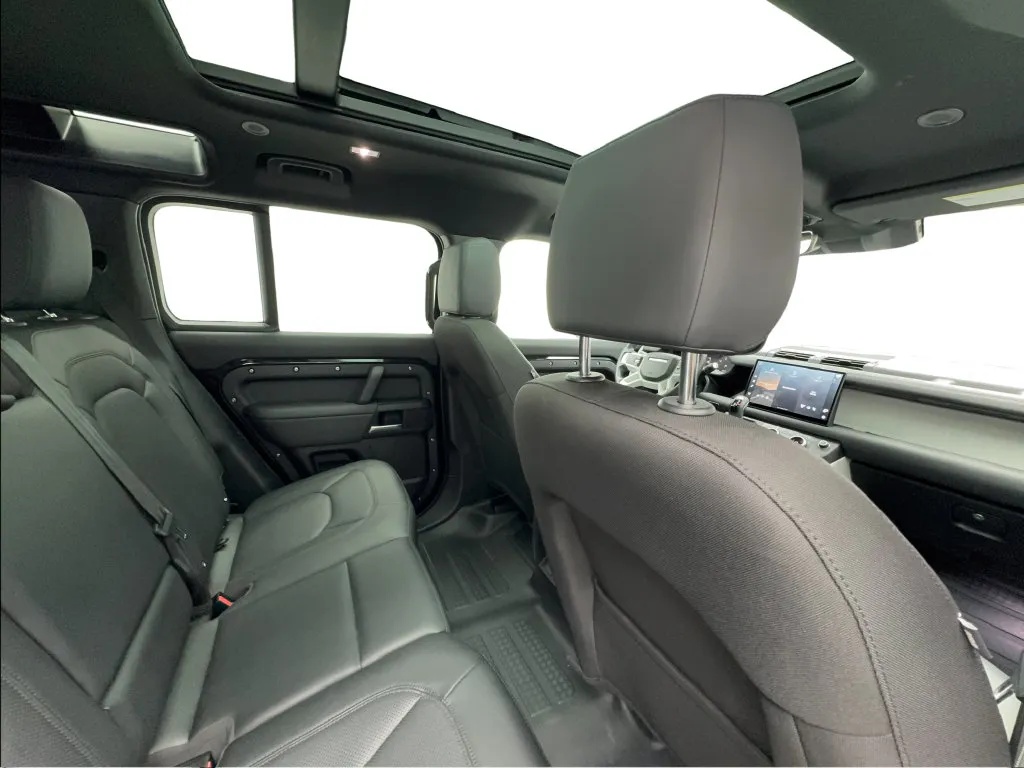Land Rover Defender photo 28