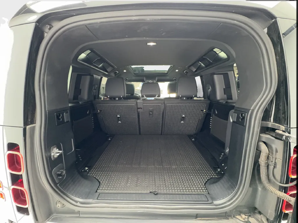 Land Rover Defender photo 18