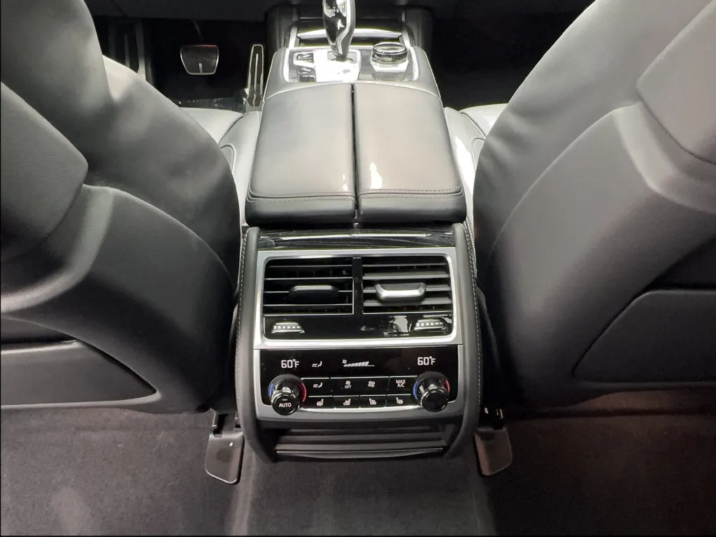 BMW 7 Series photo 42