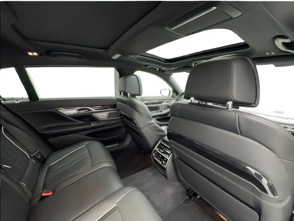 BMW 7 Series photo 29