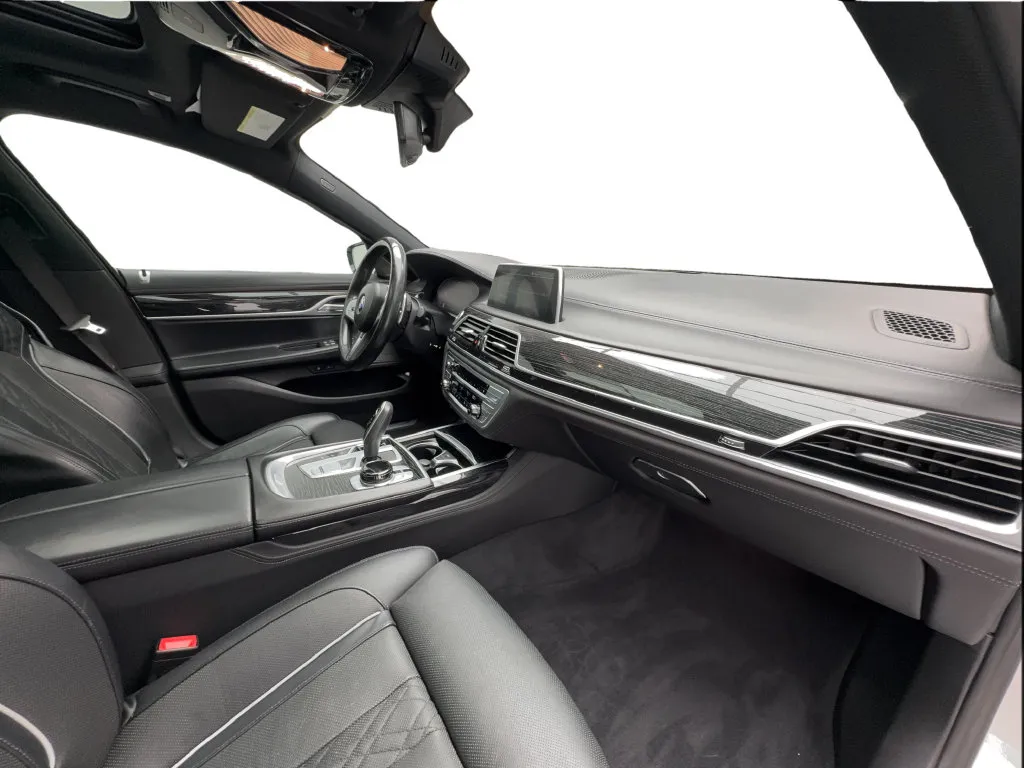 BMW 7 Series photo 35