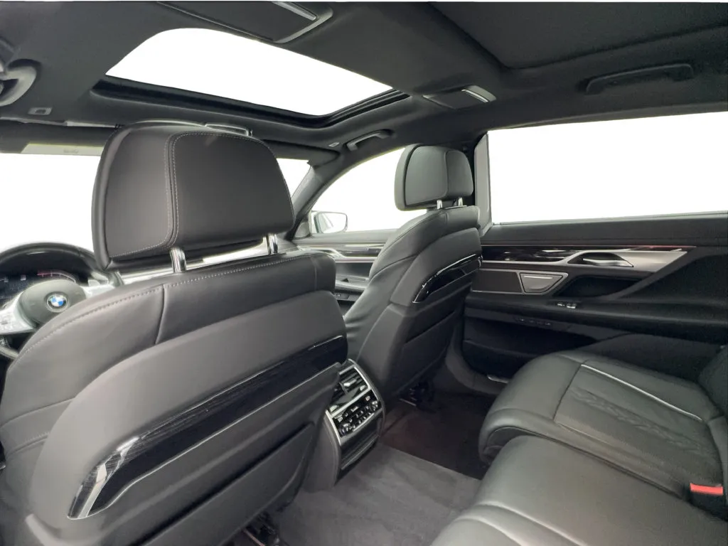 BMW 7 Series photo 26