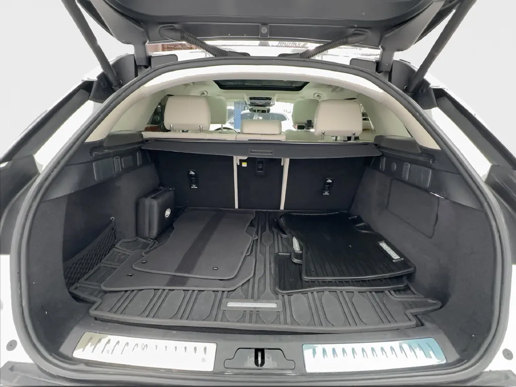 Land Rover Range Rover Velar photo 18