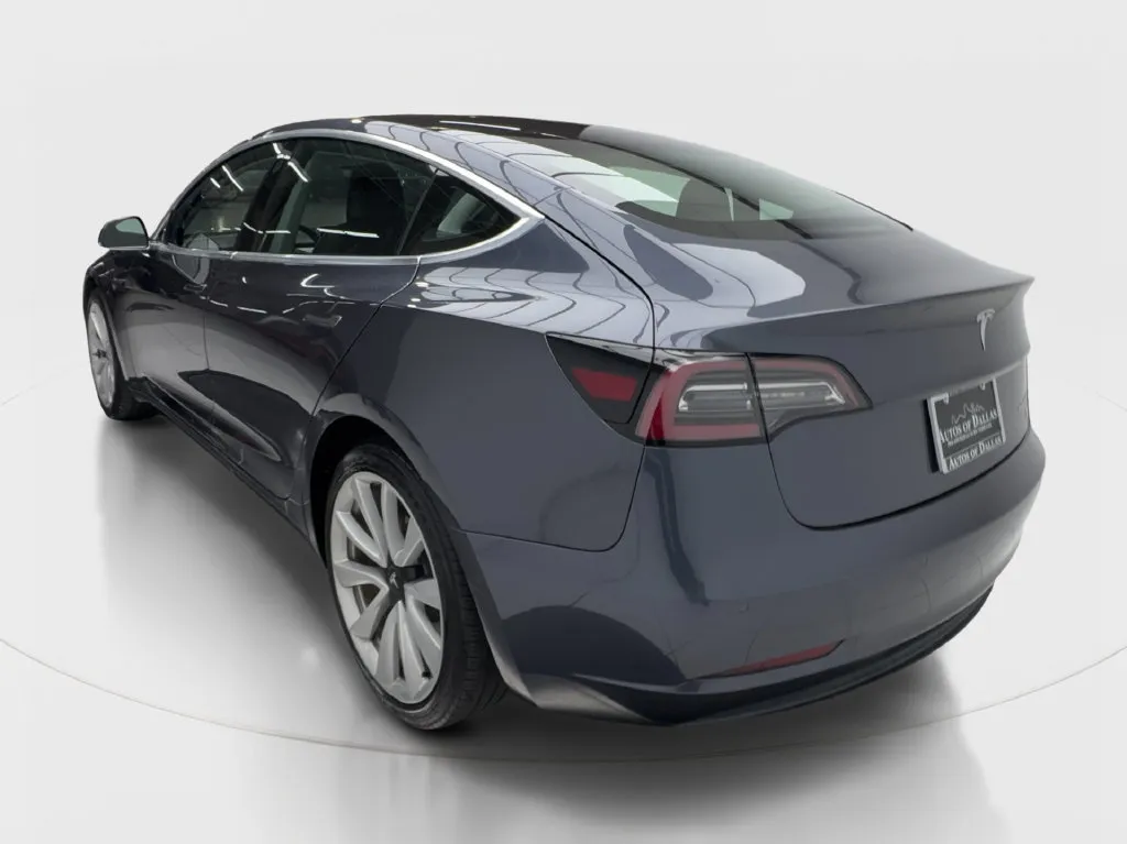 Tesla Model 3 photo 11