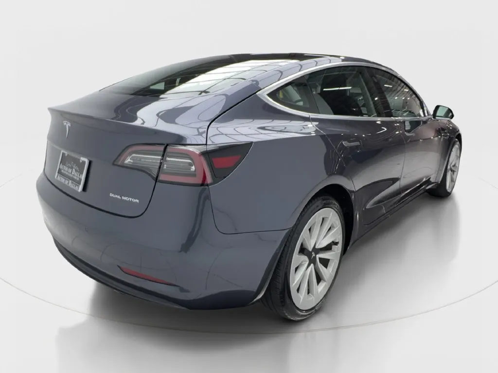 Tesla Model 3 photo 8