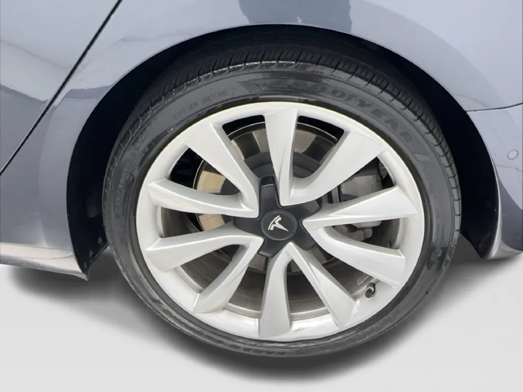 Tesla Model 3 photo 12