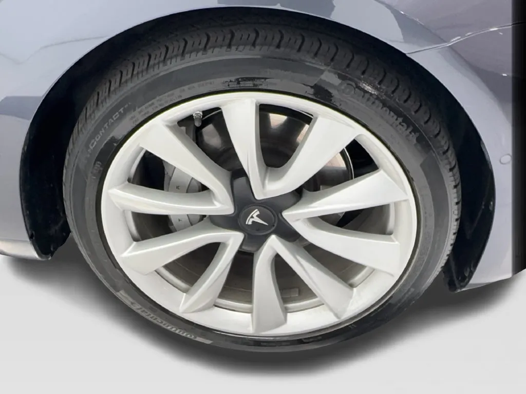 Tesla Model 3 photo 15