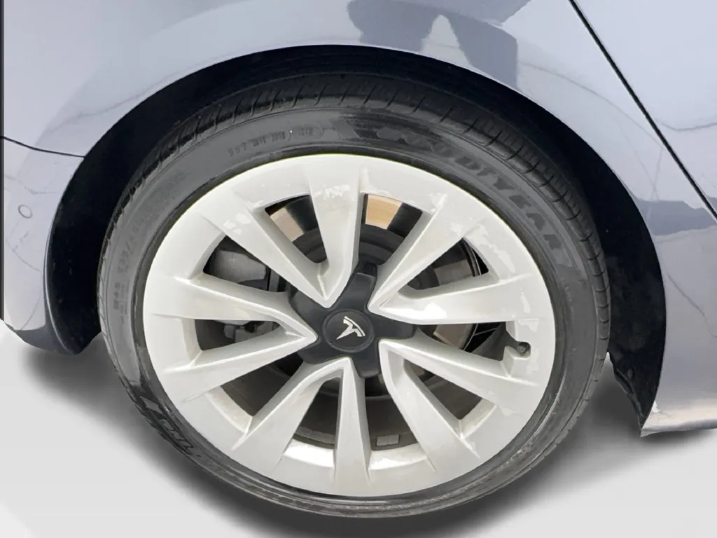 Tesla Model 3 photo 16