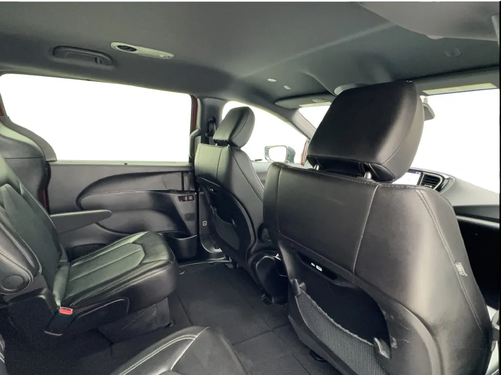 Chrysler Pacifica photo 28