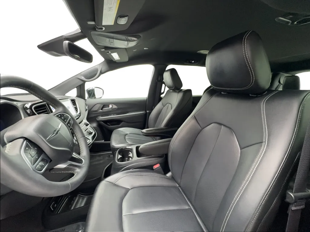 Chrysler Pacifica photo 20
