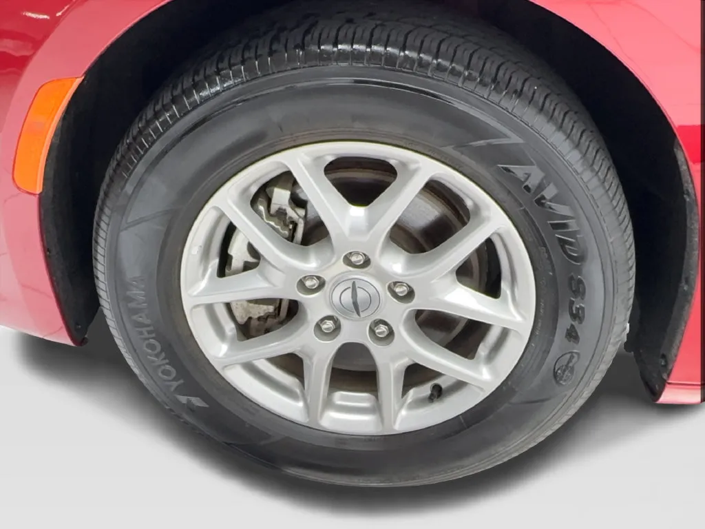 Chrysler Pacifica photo 14