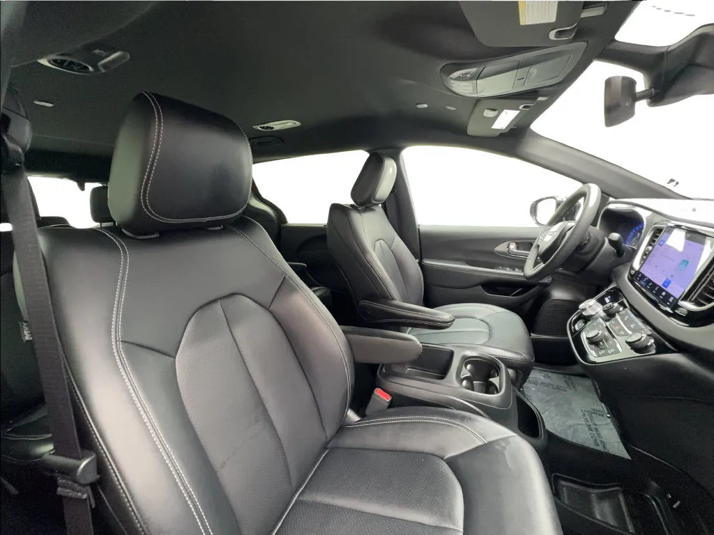 Chrysler Pacifica photo 32