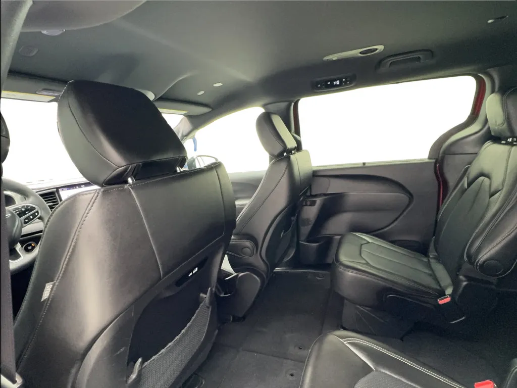 Chrysler Pacifica photo 26