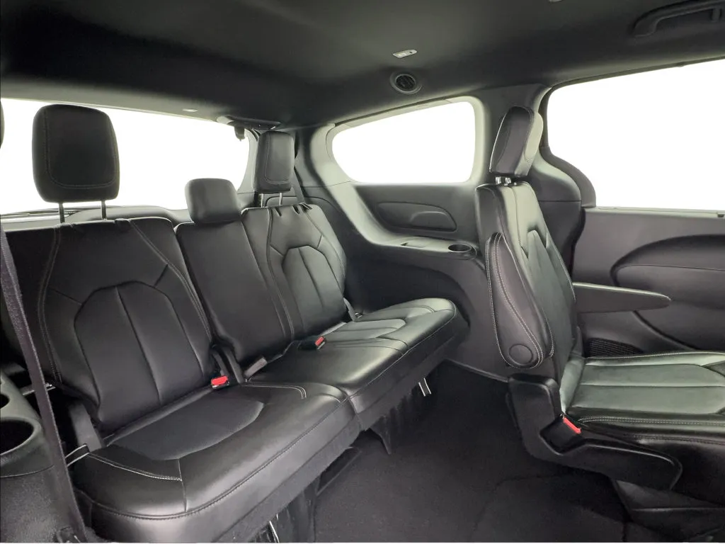 Chrysler Pacifica photo 30