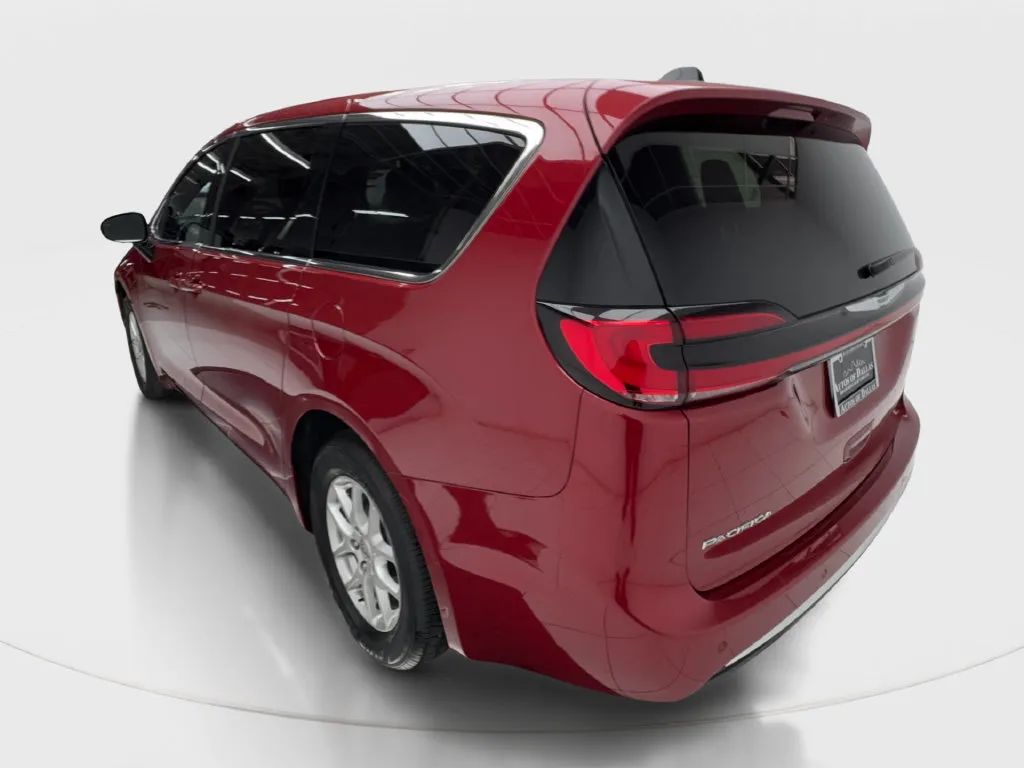 Chrysler Pacifica photo 11
