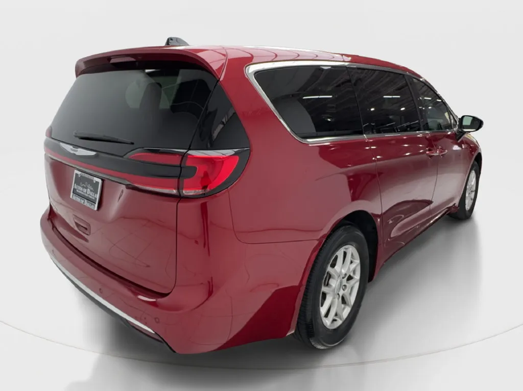 Chrysler Pacifica photo 8