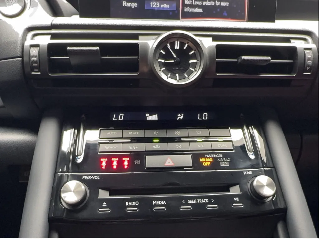 Lexus IS photo 51