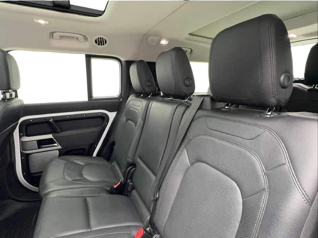 Land Rover Defender photo 26
