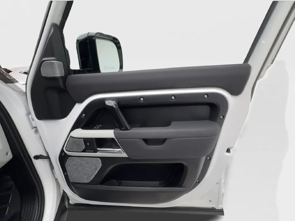 Land Rover Defender photo 37
