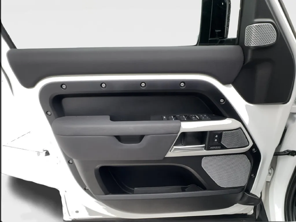 Land Rover Defender photo 23