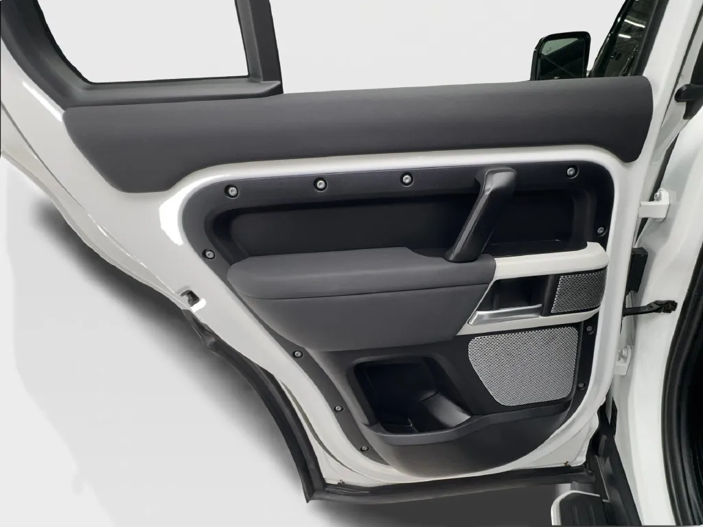 Land Rover Defender photo 28