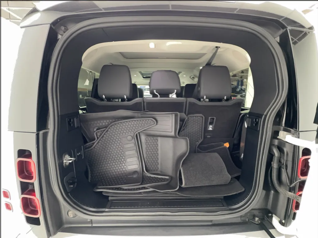 Land Rover Defender photo 18