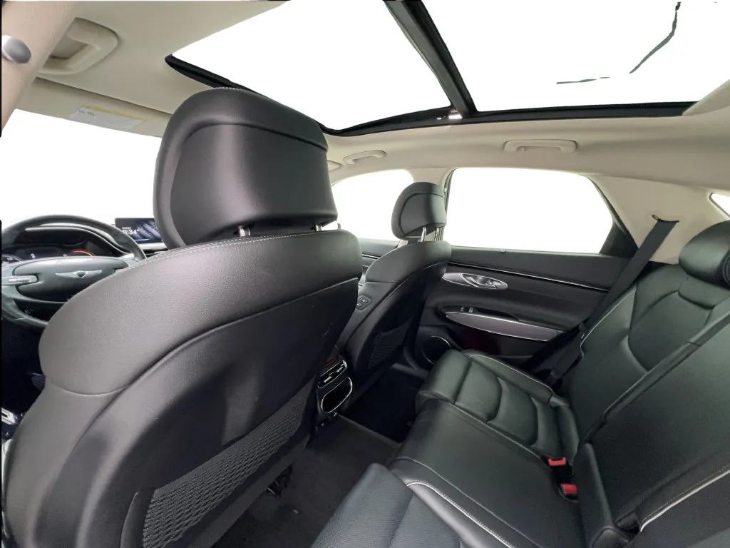 Genesis GV70 photo 25