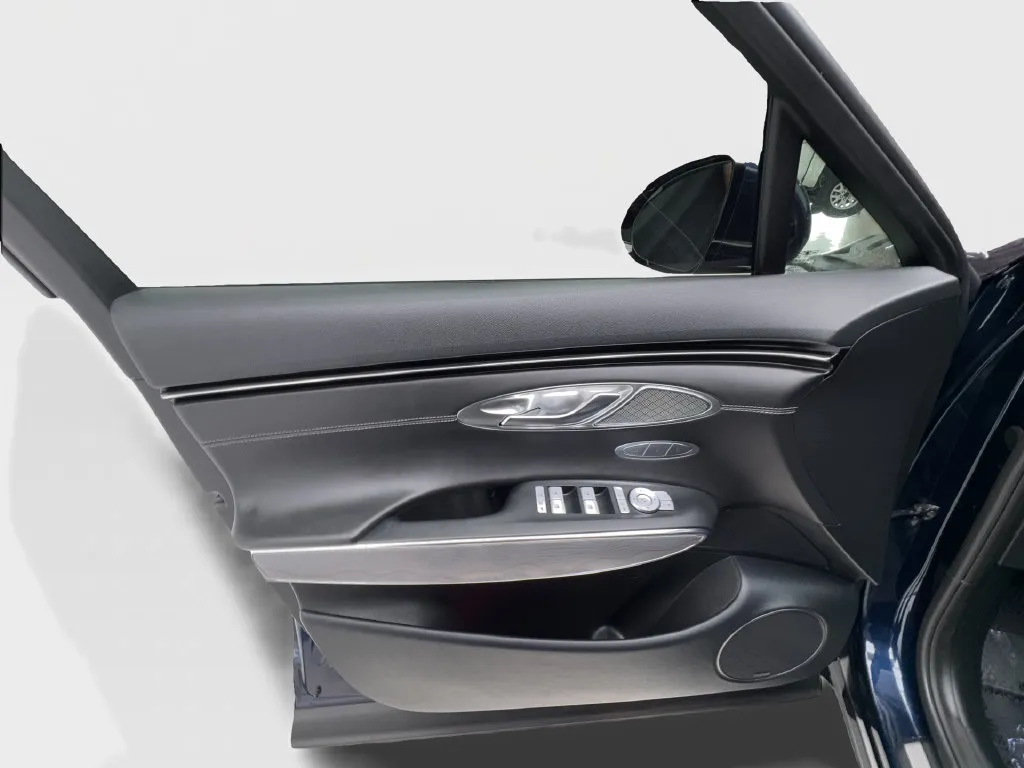 Genesis GV70 photo 23