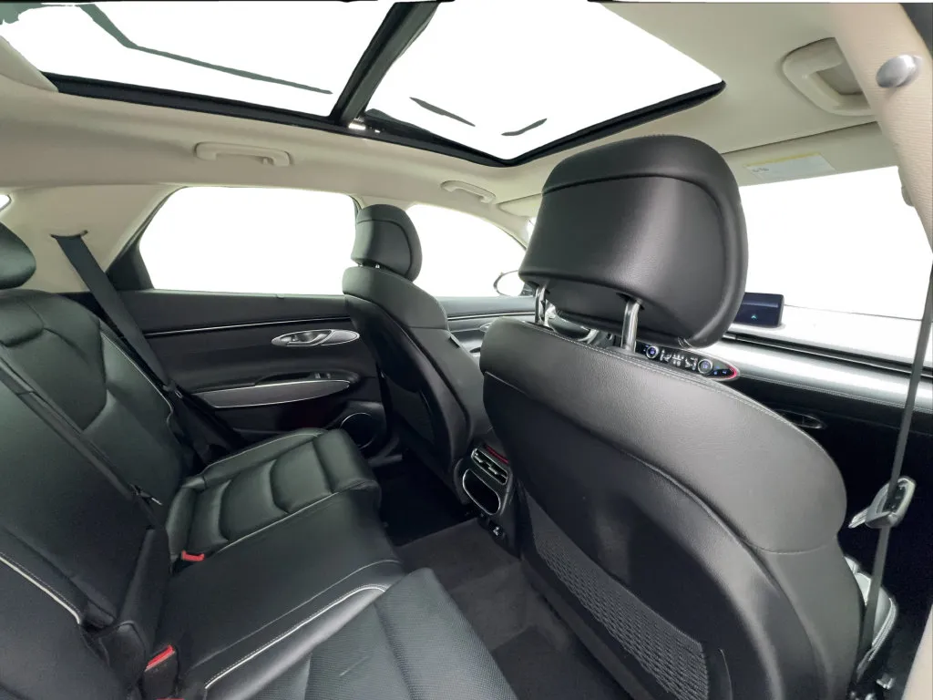 Genesis GV70 photo 28