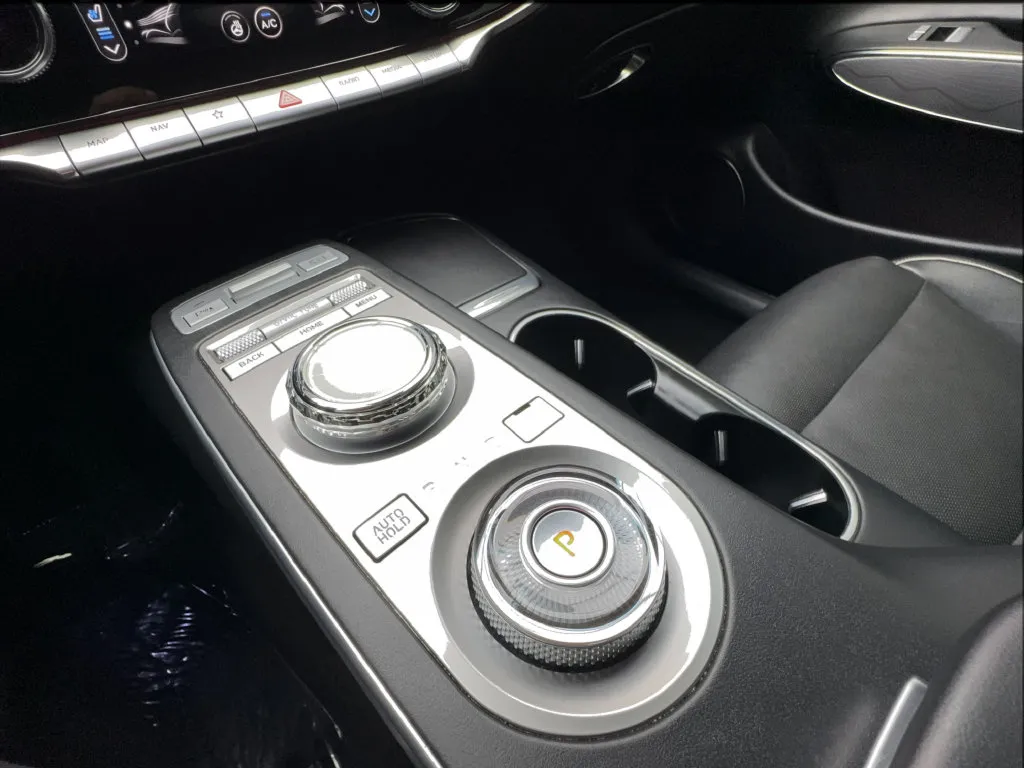 Genesis GV70 photo 47