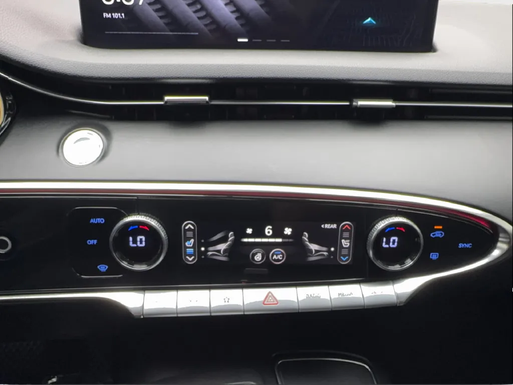 Genesis GV70 photo 50