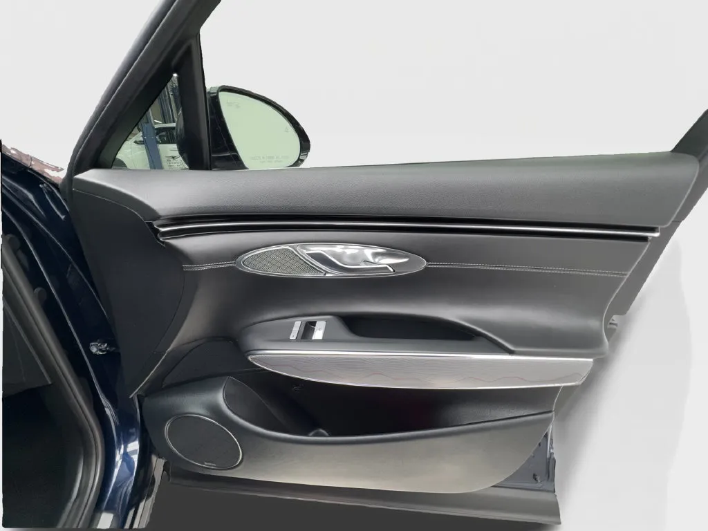 Genesis GV70 photo 35
