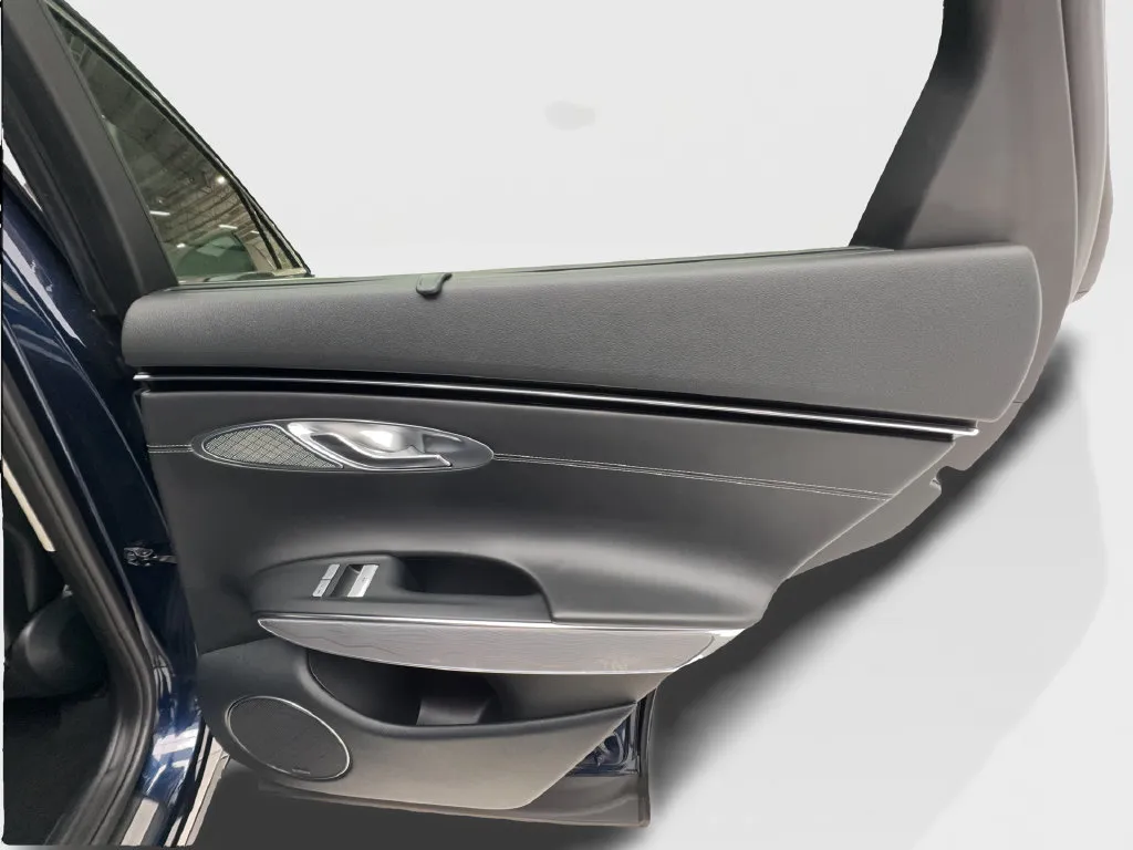 Genesis GV70 photo 30