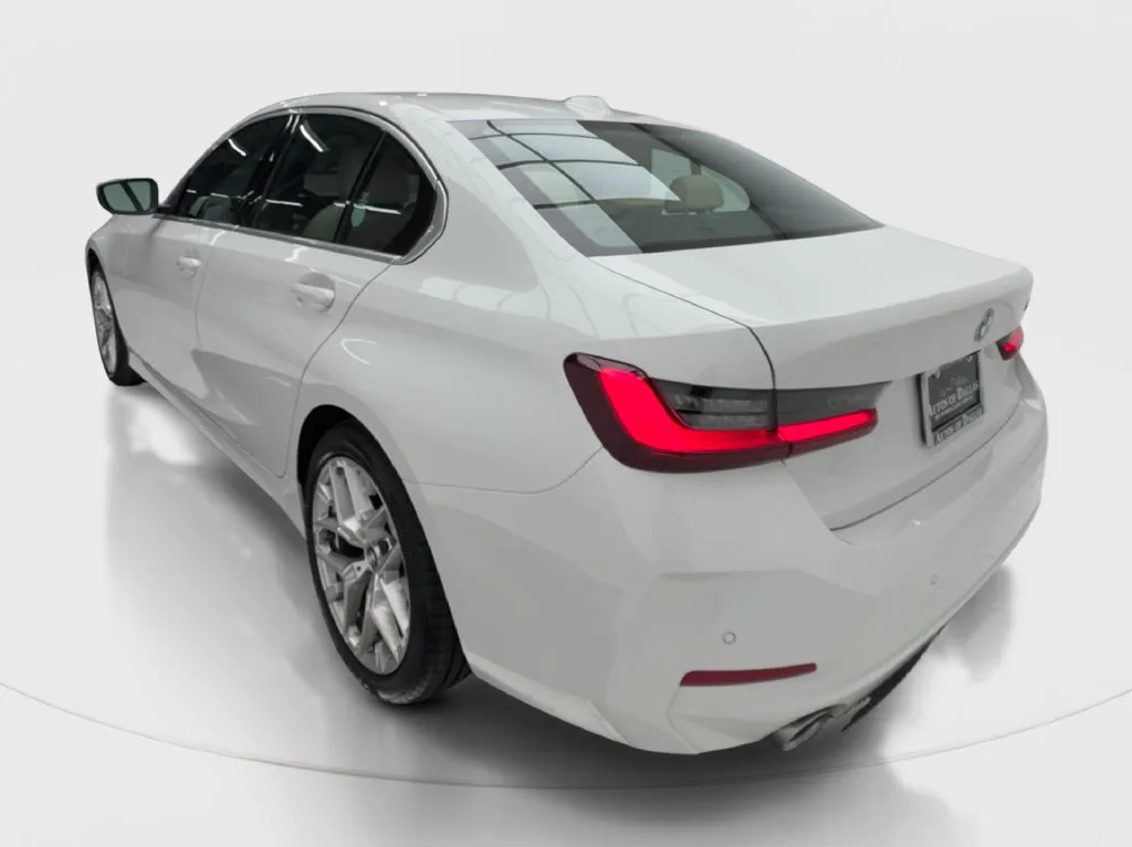 BMW 3 Series photo 11